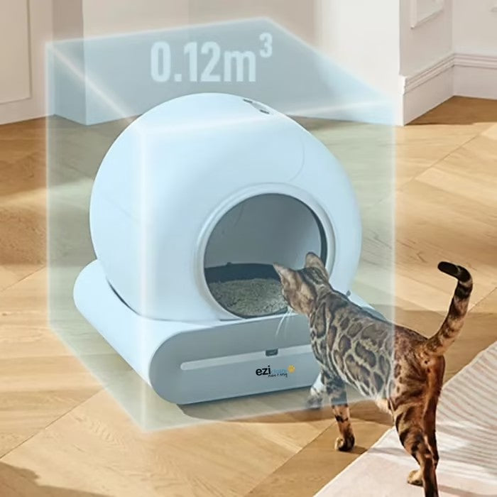Litière automatique semi-fermée Petify, blanche, design sphérique, avec un chat bengale s'approchant.