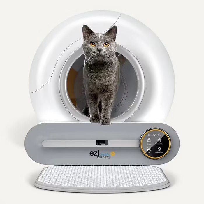 Litière automatique semi-fermée Petify, blanche et grise, avec un chat gris à l'intérieur. Nettoyage facile.